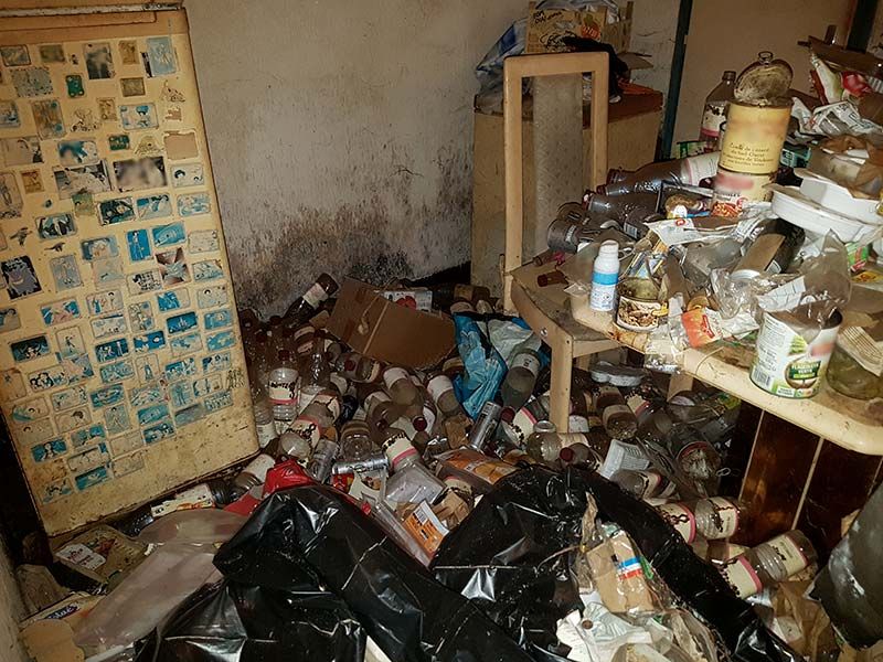 Logement à traiter — accumulation critique avant intervention BATIYS (photo anonymisée, diffusée avec accord écrit du client)
