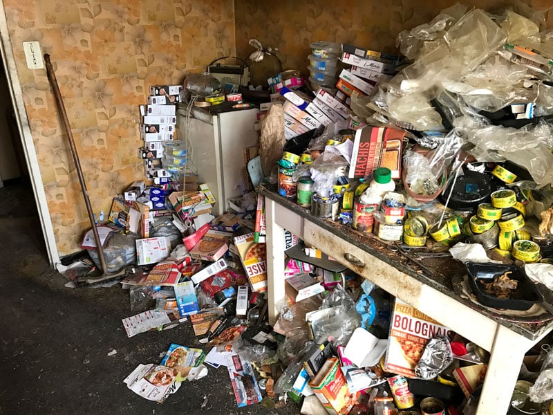 Cuisine envahie par l'accumulation — intervention Diogène BATIYS (photo anonymisée, accord client)